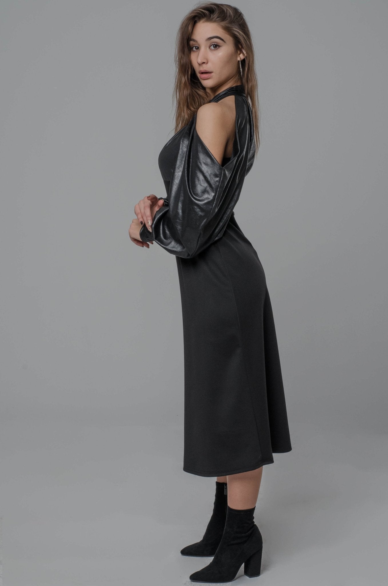 Czarna długa dopasowana sukienka z odkrytymi ramionami S42 - DANNY