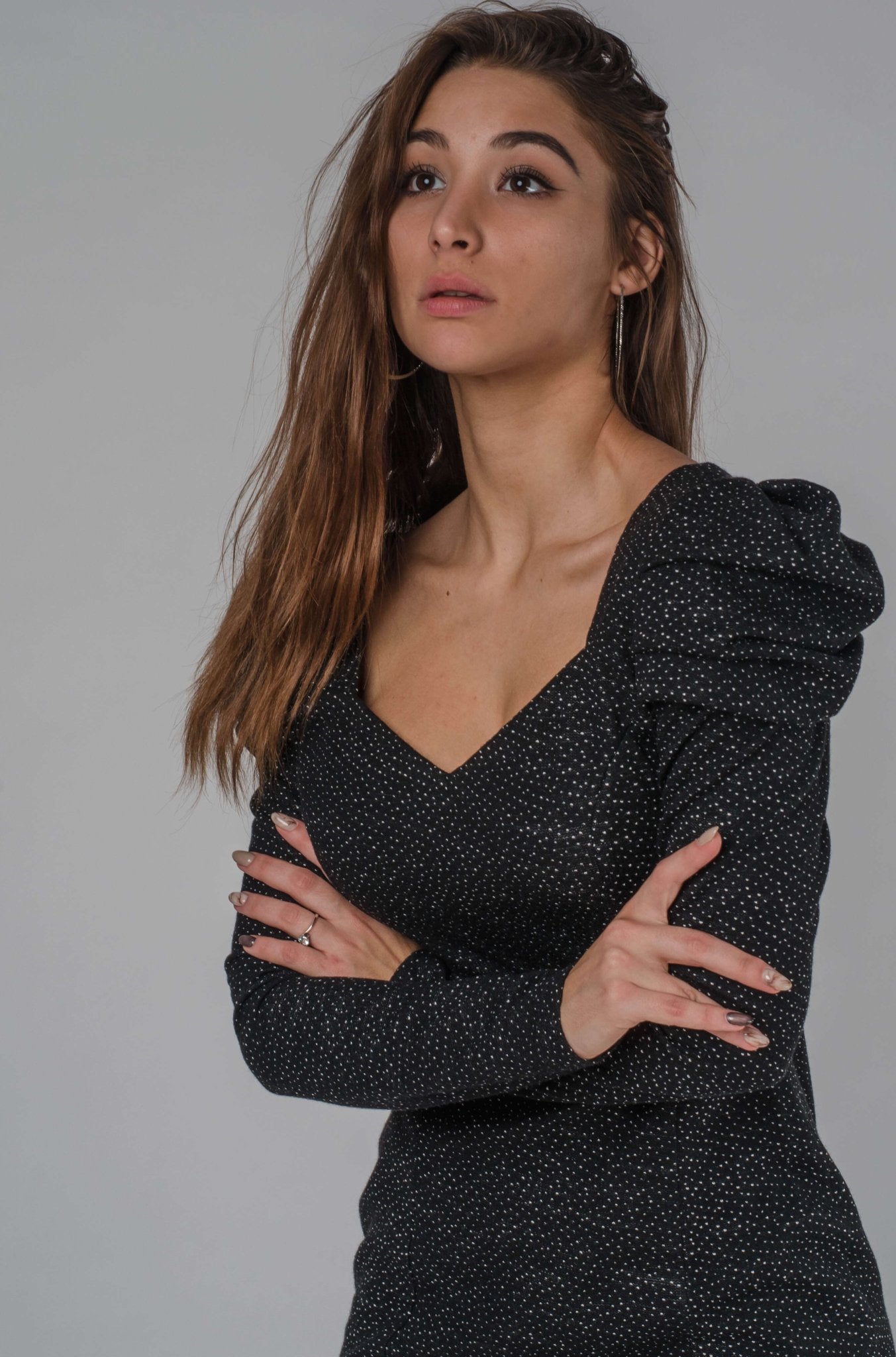 Czarna dopasowana sukienka midi z bufistymi rękawami S29 - DANNY