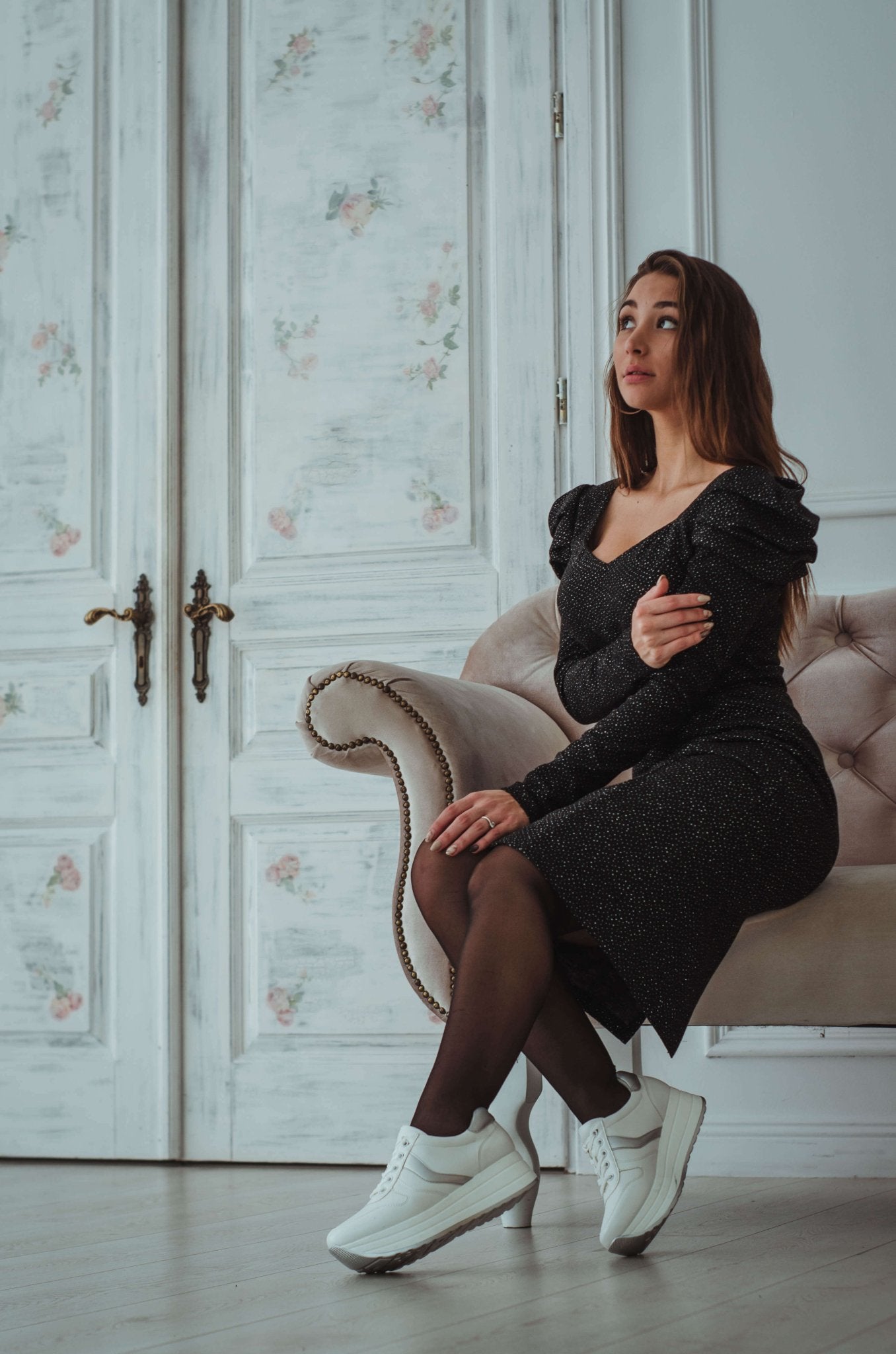 Czarna dopasowana sukienka midi z bufistymi rękawami S29 - DANNY