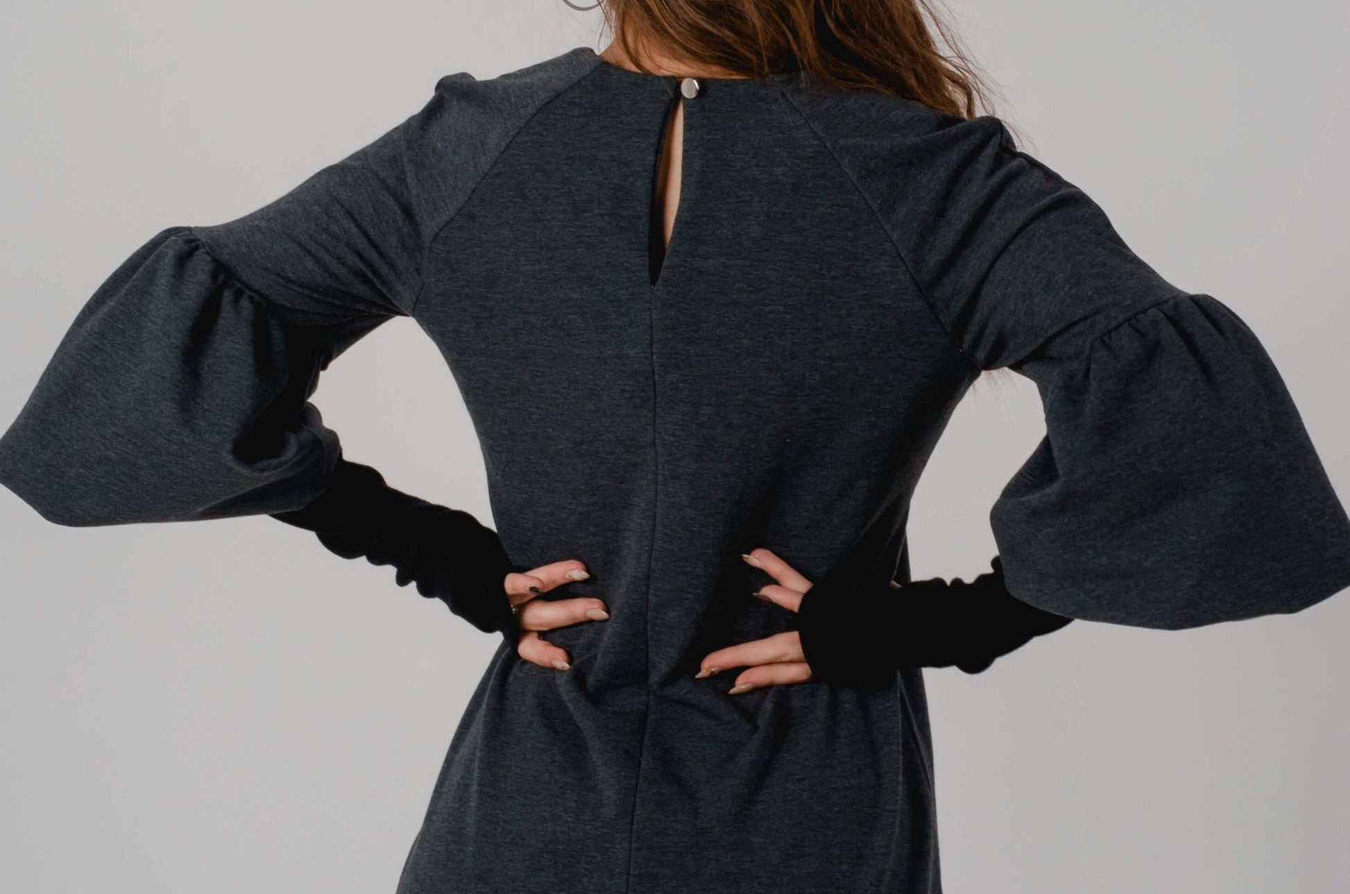 Czarna dresowa mini sukienka Glam Rock z bufiastymi rękawami S71 - DANNY