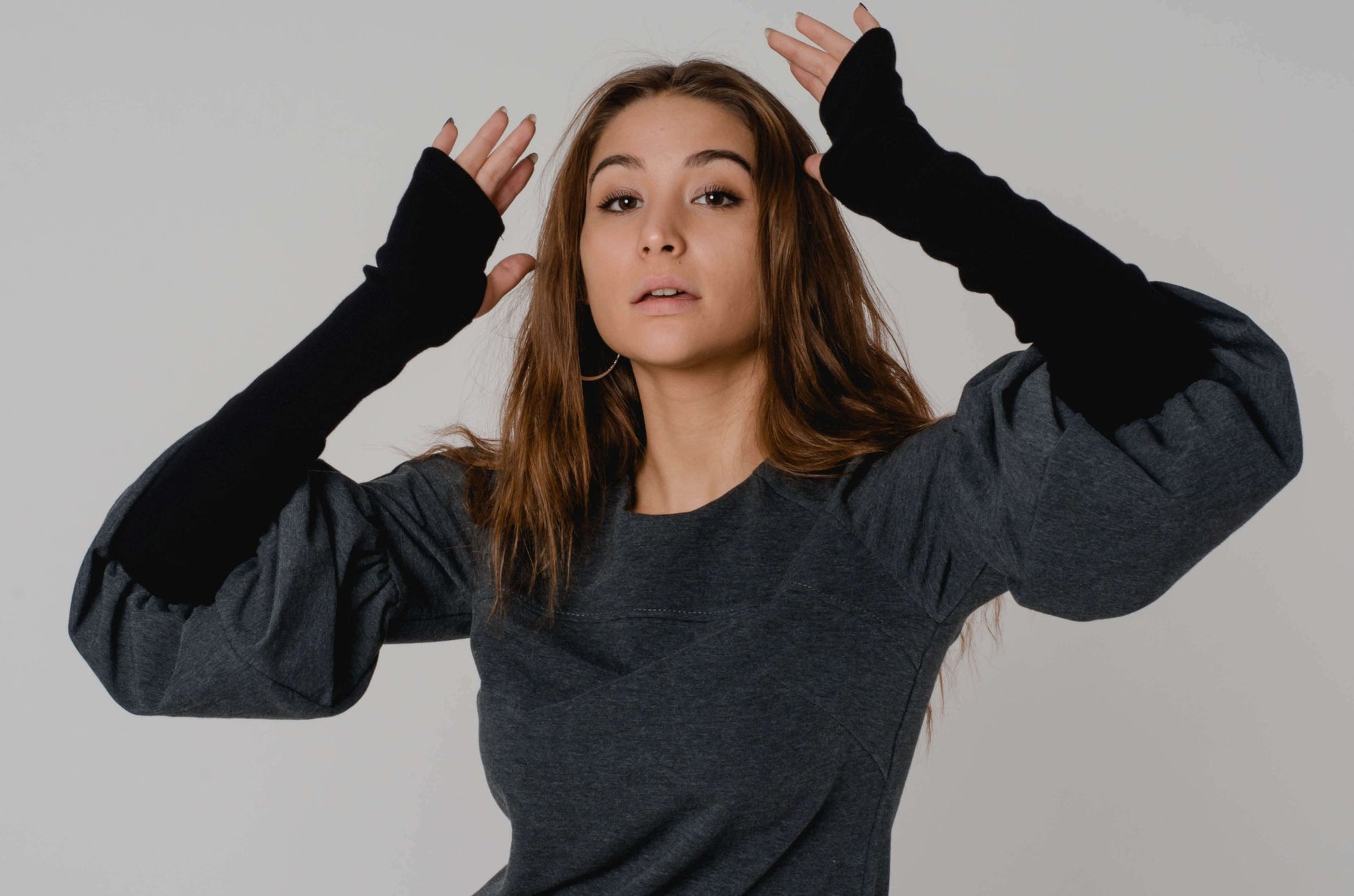 Czarna dresowa mini sukienka Glam Rock z bufiastymi rękawami S71 - DANNY