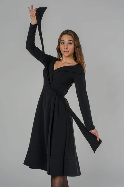 Czarna elegancka kopertowa sukienka midi S28 - DANNY