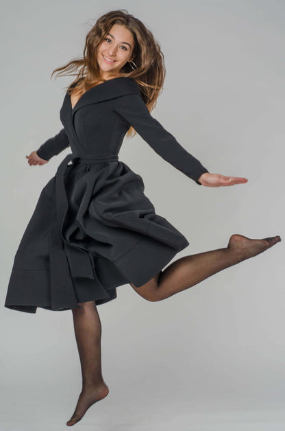 Czarna elegancka kopertowa sukienka midi S28 - DANNY