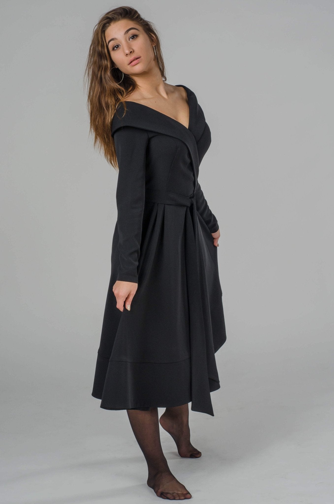 Czarna elegancka kopertowa sukienka midi S28 - DANNY