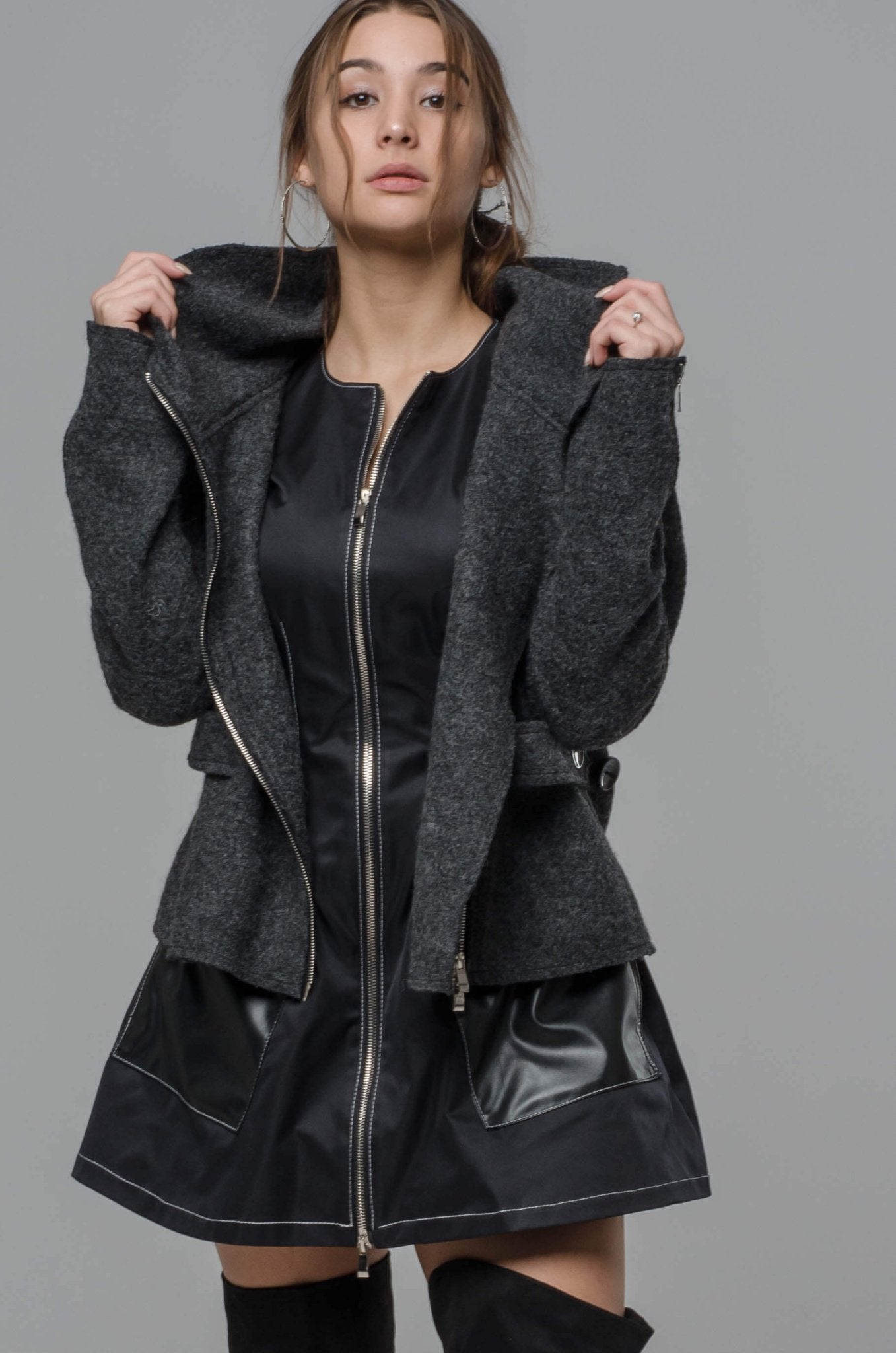 Czarna mini sukienka z ekoskórzanymi rękawami S39 - DANNY