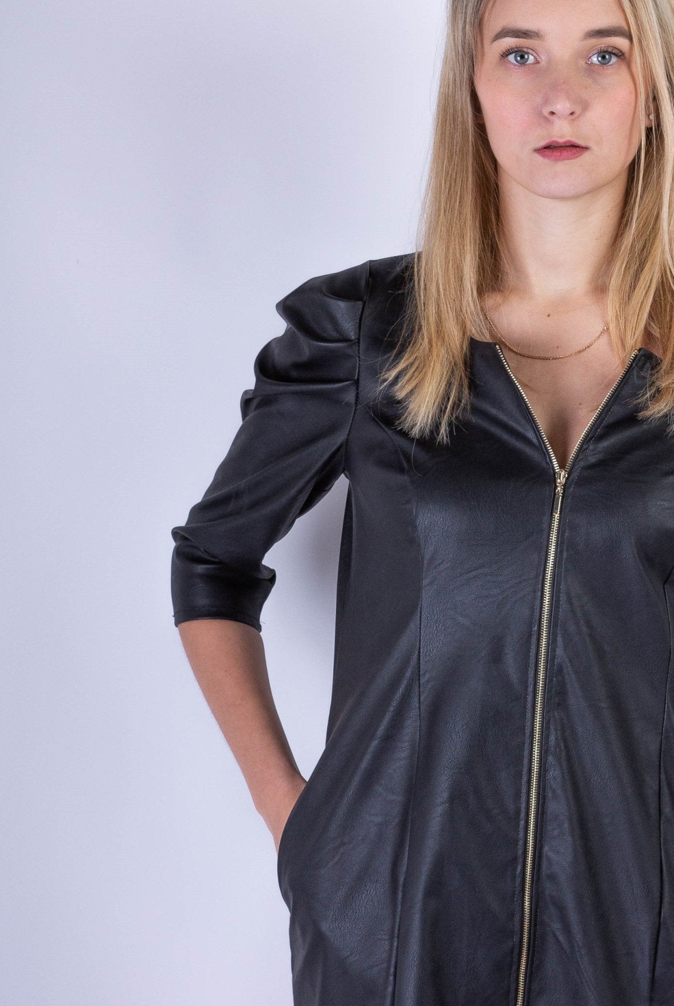 Czarna mini sukienka ze skóry ekologicznej z bufiastymi rękawami S57 - DANNY