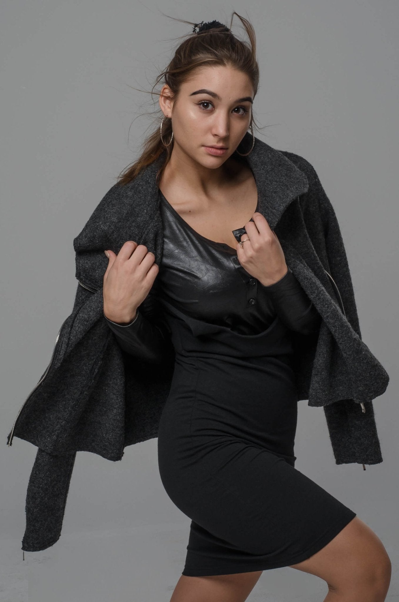 Czarna mini sukienka ze szelkami i rozcięciem na nodze S55 - DANNY