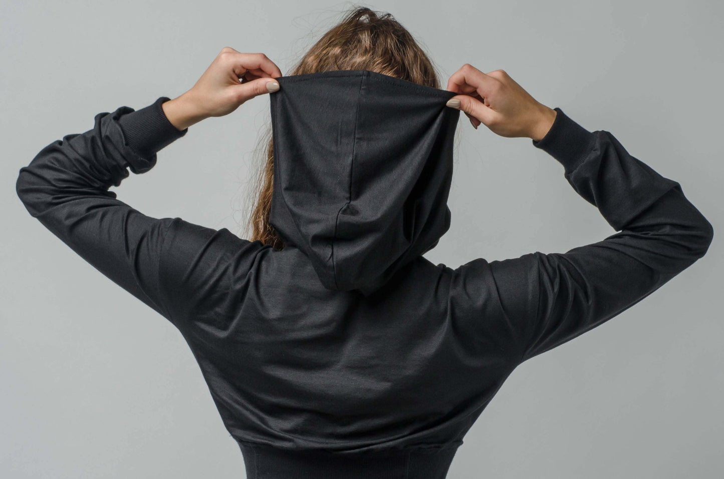 Czarna sukienka z rozcięciem i głębokim kapturem S2 - DANNY