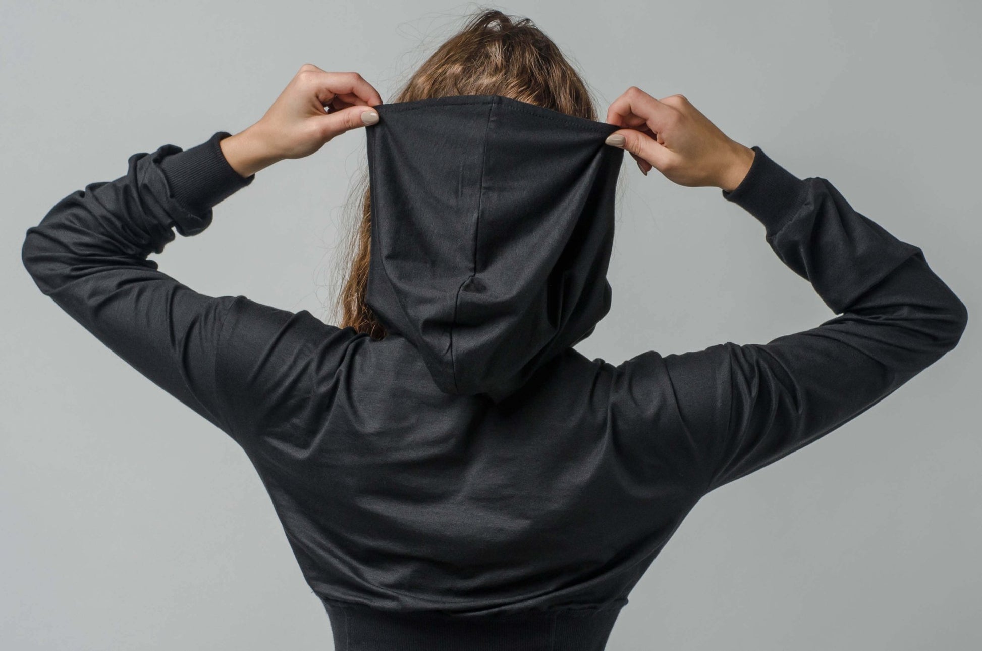 Czarna sukienka z rozcięciem i głębokim kapturem S2 - DANNY