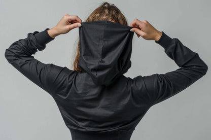 Czarna sukienka z rozcięciem i głębokim kapturem S2 - DANNY