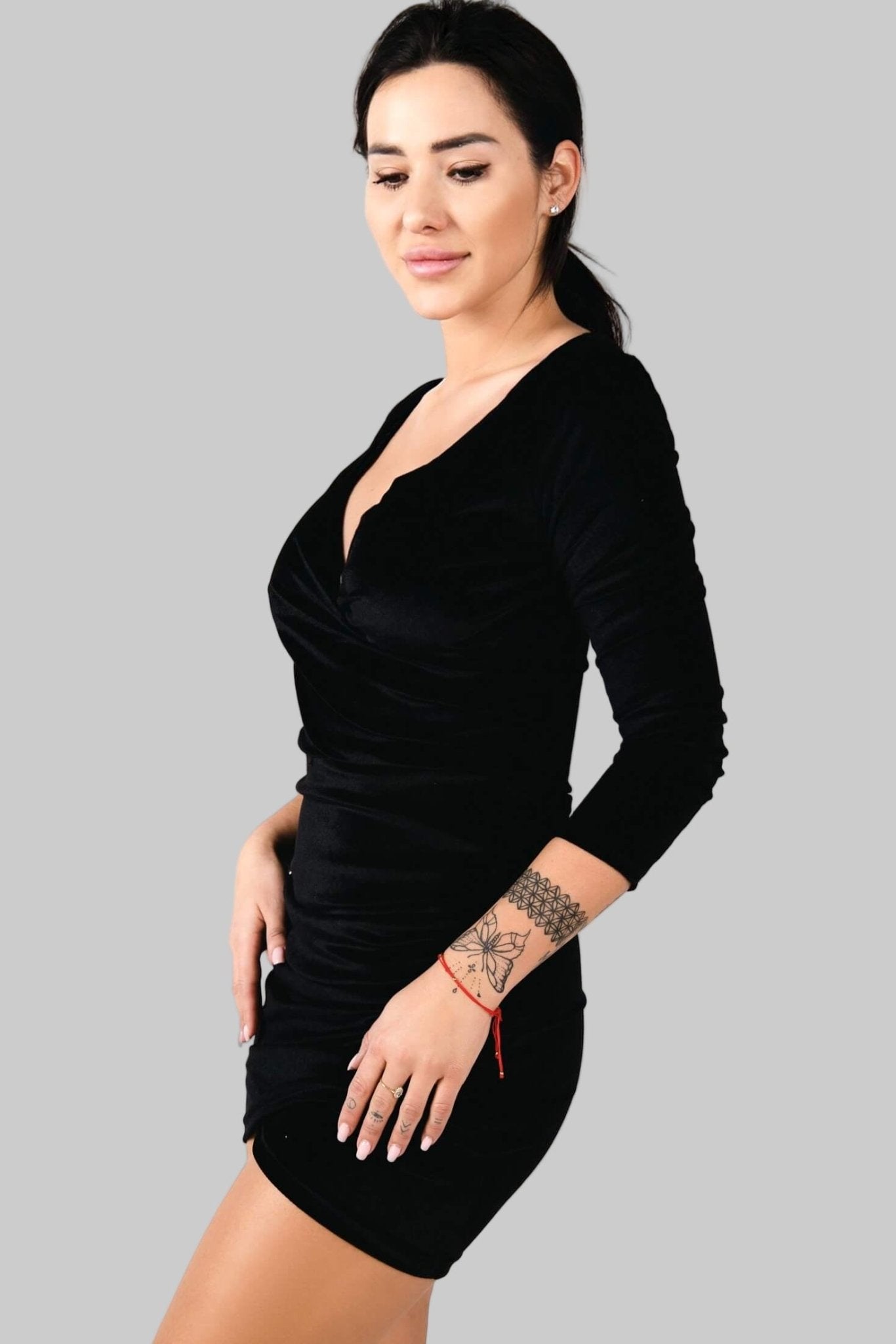 Czarna welurowa mini sukienka z kopertowym dekoltem S94 - DANNY