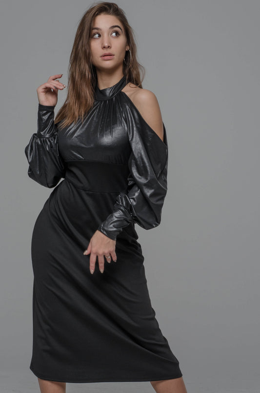 Czarna długa dopasowana sukienka z odkrytymi ramionami S42