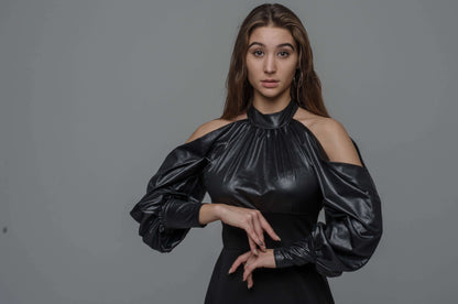 Czarna długa dopasowana sukienka z odkrytymi ramionami S42