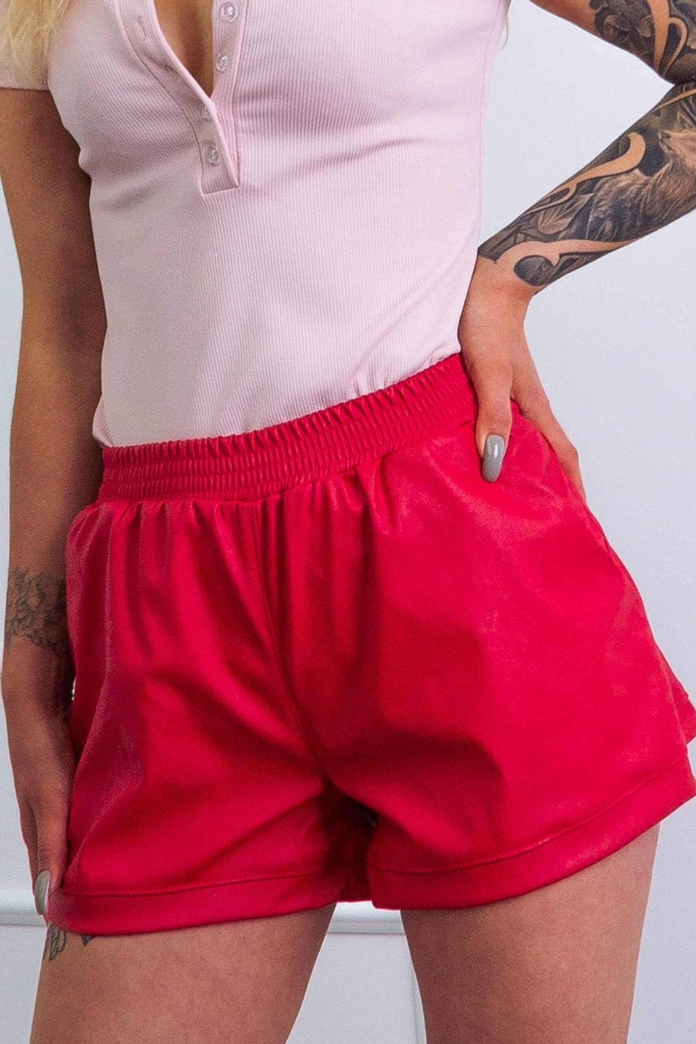 Czerwone szorty z ekoskóry S88 - DANNY