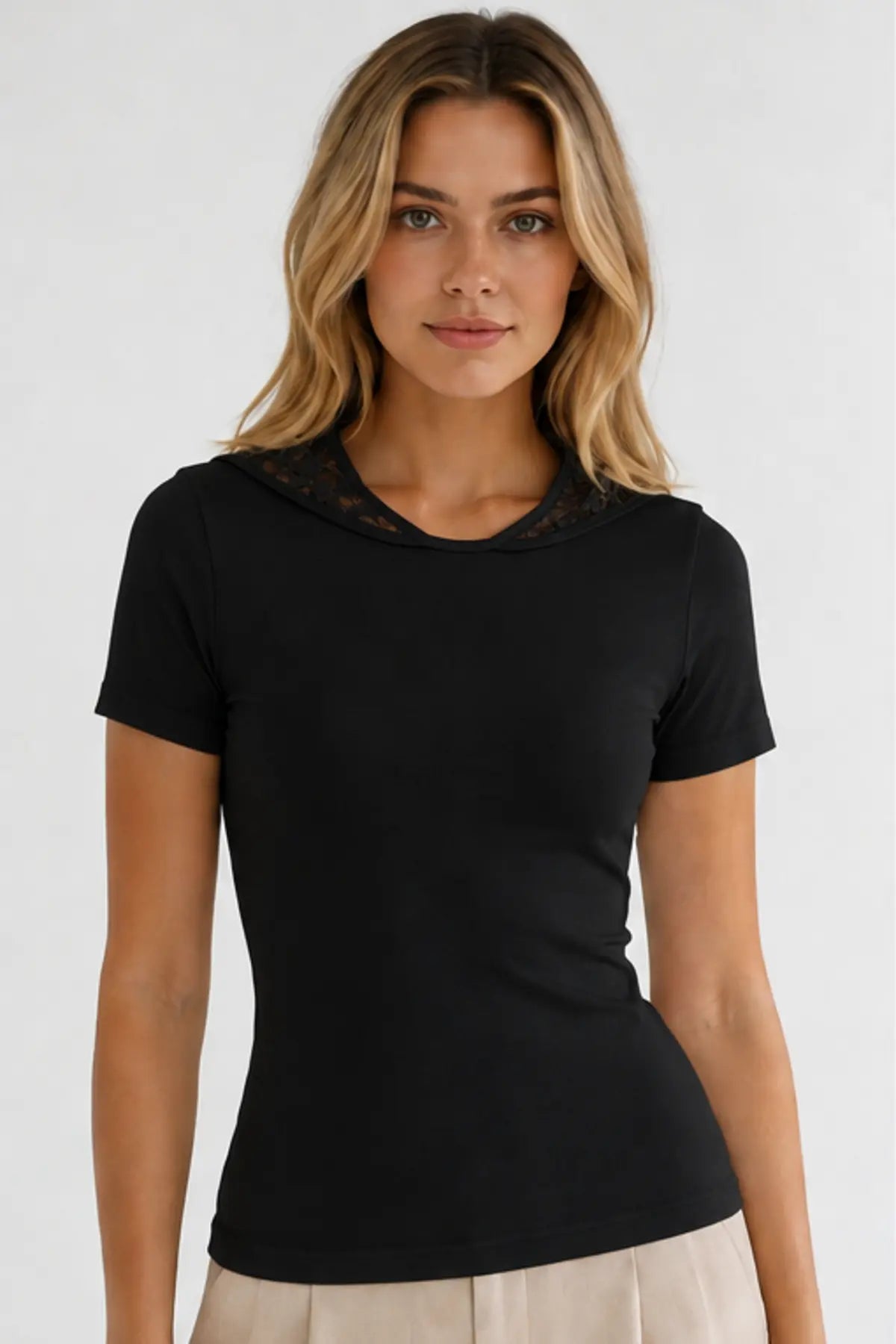 Koszulka damska czarna Slim Fit z koronkowym kapturem DANNY – przód
