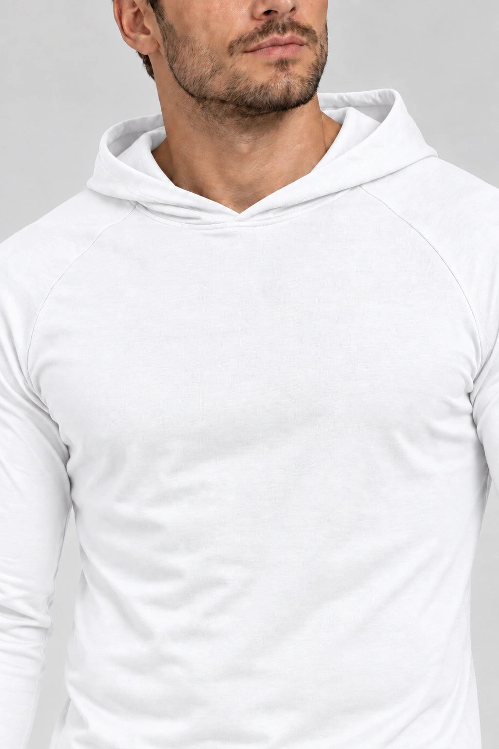 Detal kaptura i raglanowych szwów białego longsleeve DANNY