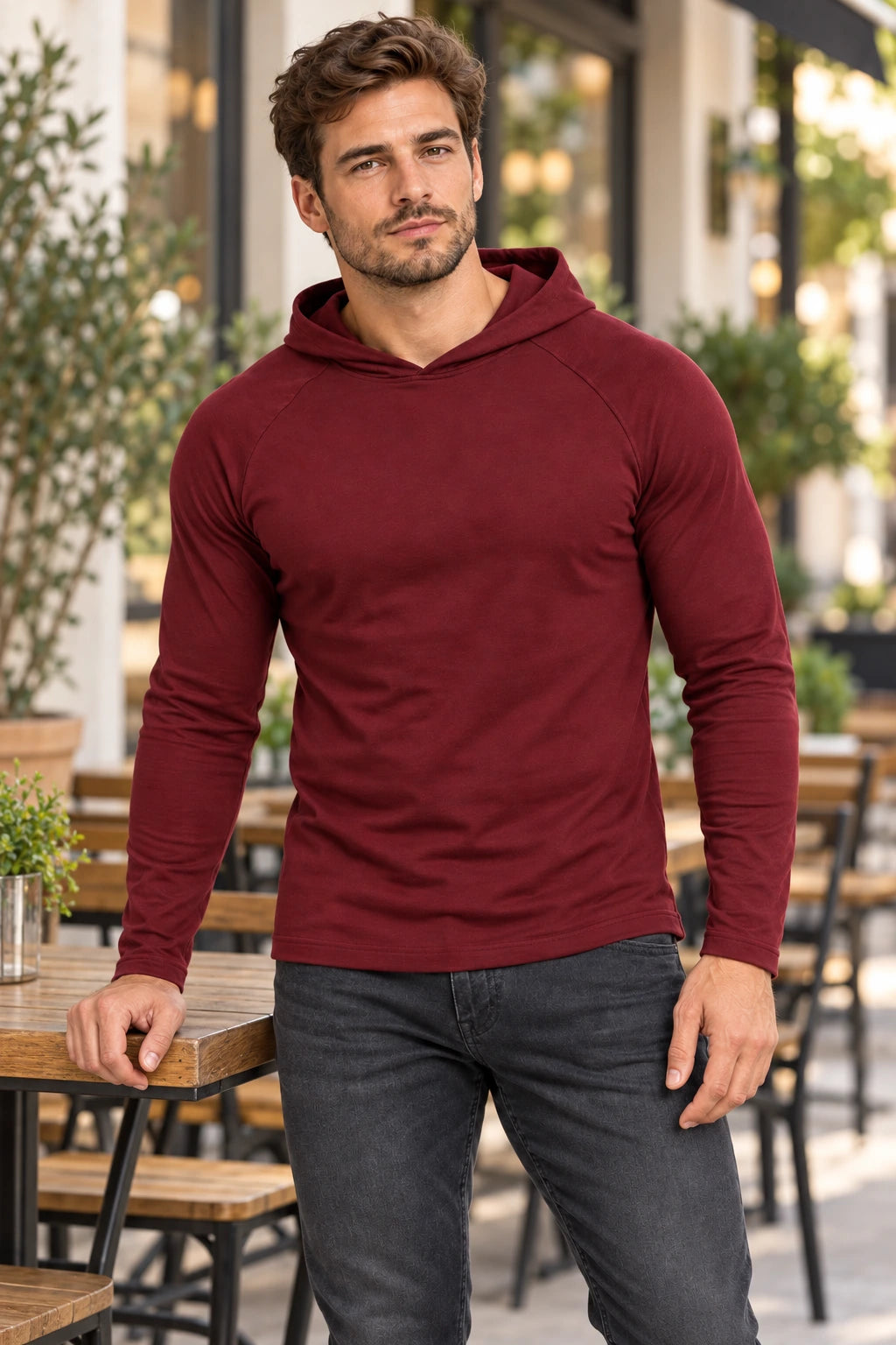 Męski longsleeve DANNY bordo w stylizacji casual przy kawiarni