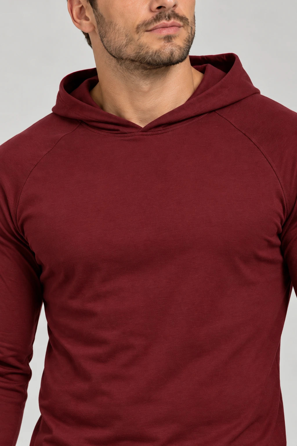 Detal kaptura i szwów raglanowych bordowego longsleeve DANNY