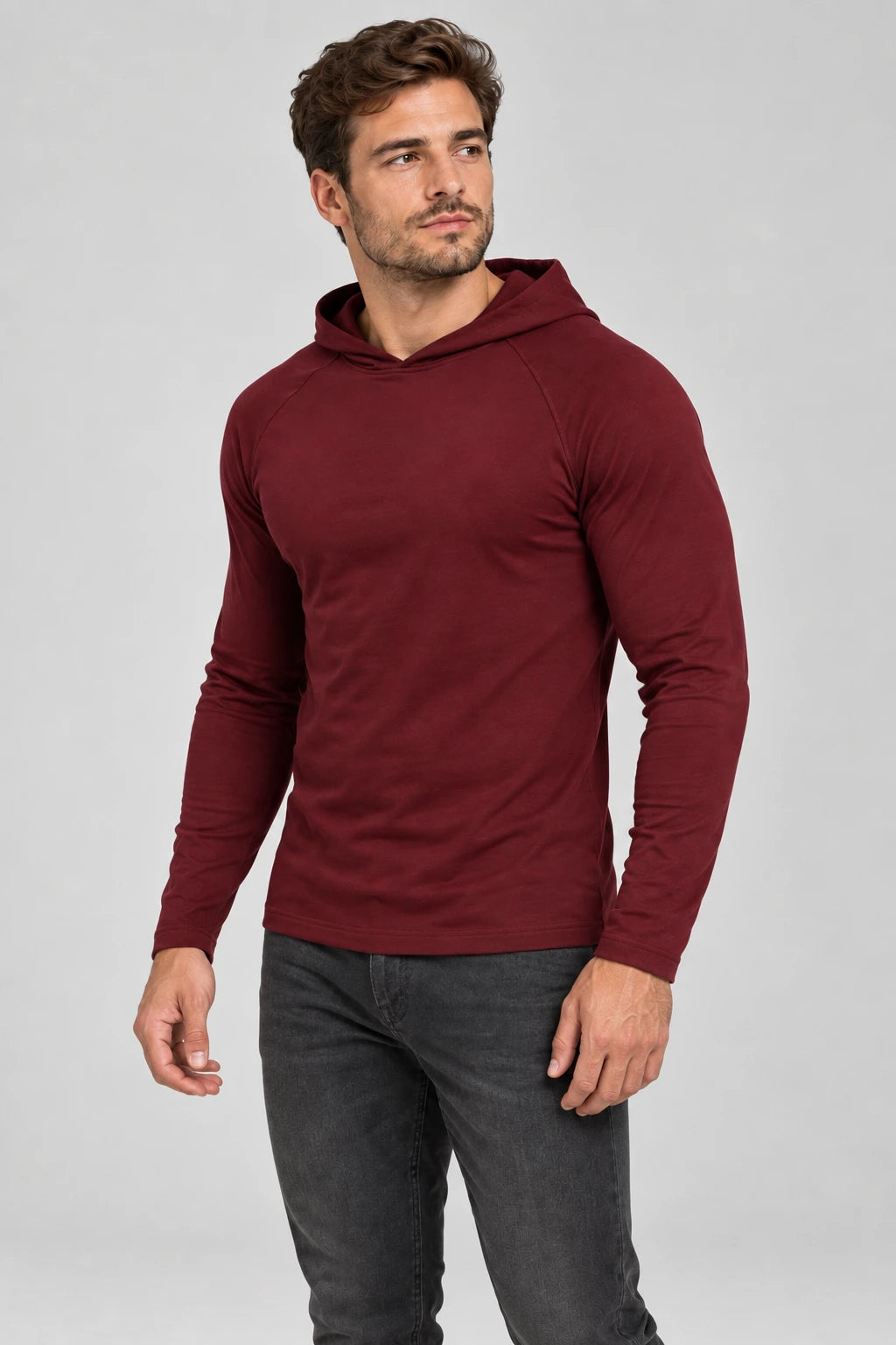 Bordowy longsleeve męski DANNY z kapturem – półprofil na modelu