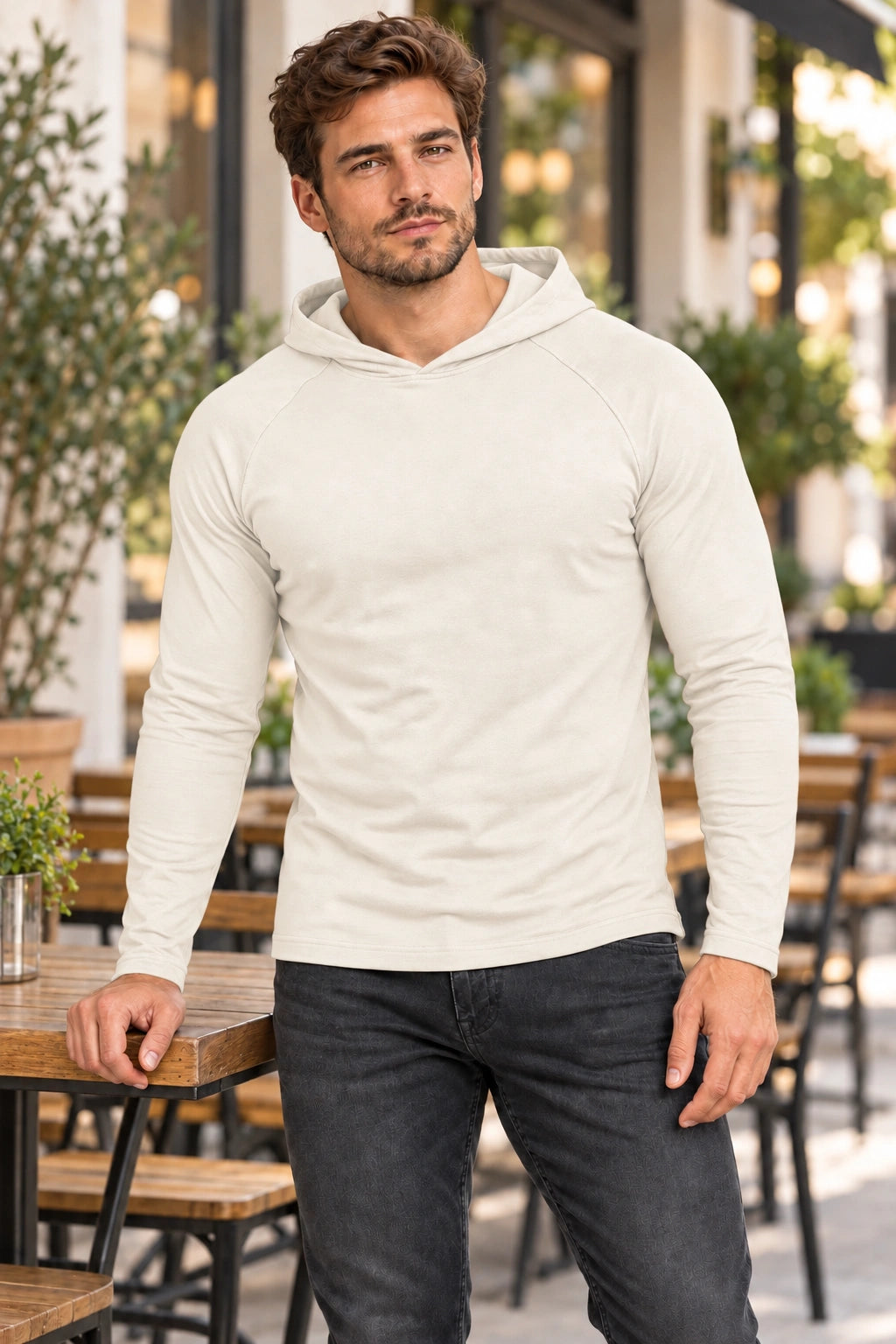 Męski longsleeve DANNY ecru w stylizacji casual przy kawiarni