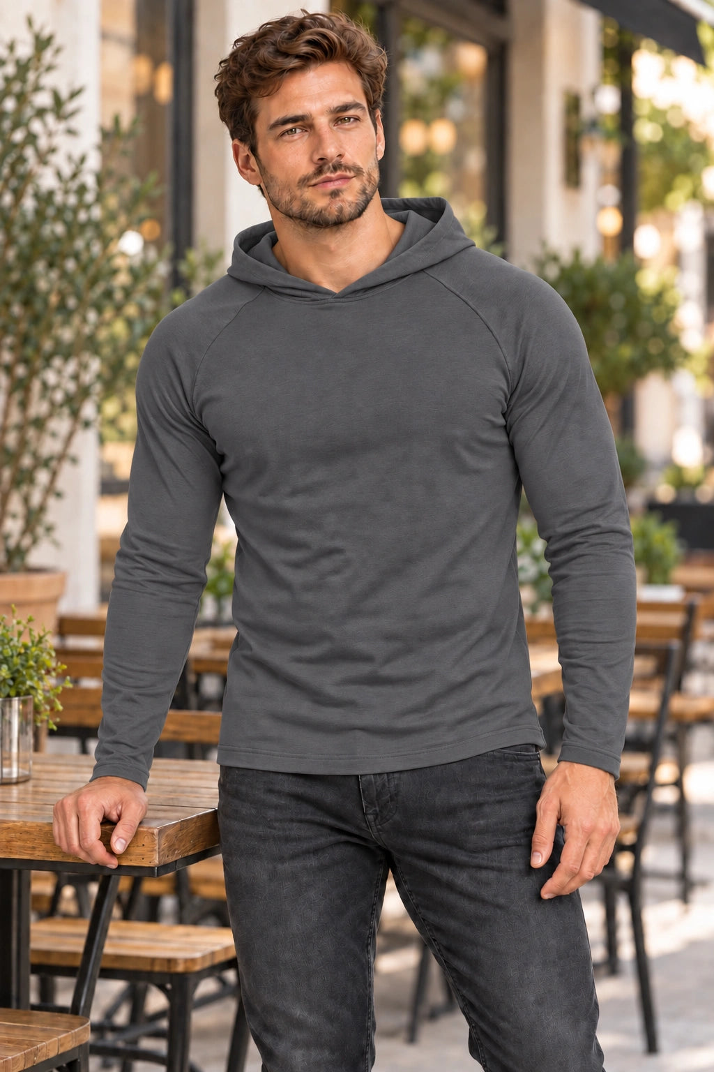Grafitowy longsleeve DANNY w stylizacji casual przy kawiarni