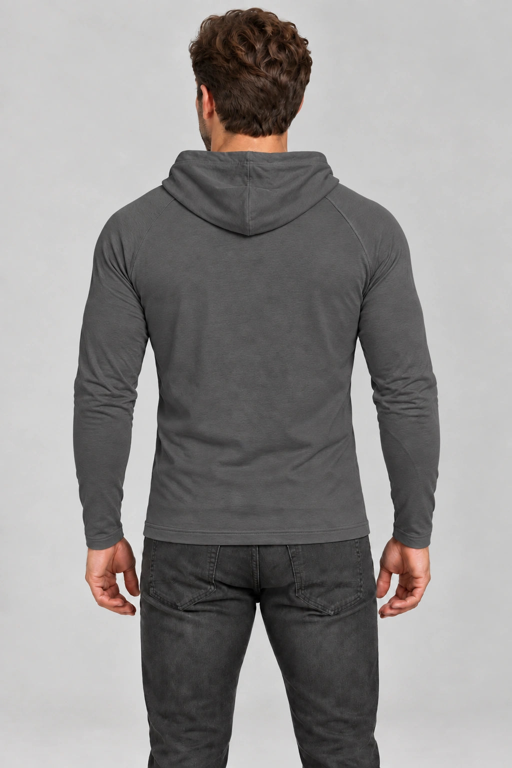 Tył grafitowego longsleeve DANNY z kapturem