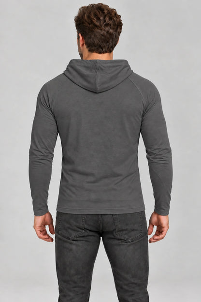 Tył grafitowego longsleeve DANNY z kapturem