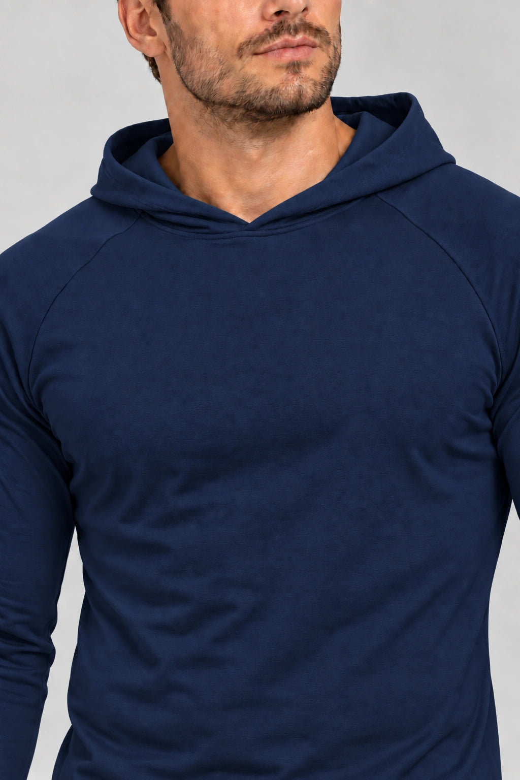Detal kaptura i szwu raglanowego longsleeve DANNY królewski granat