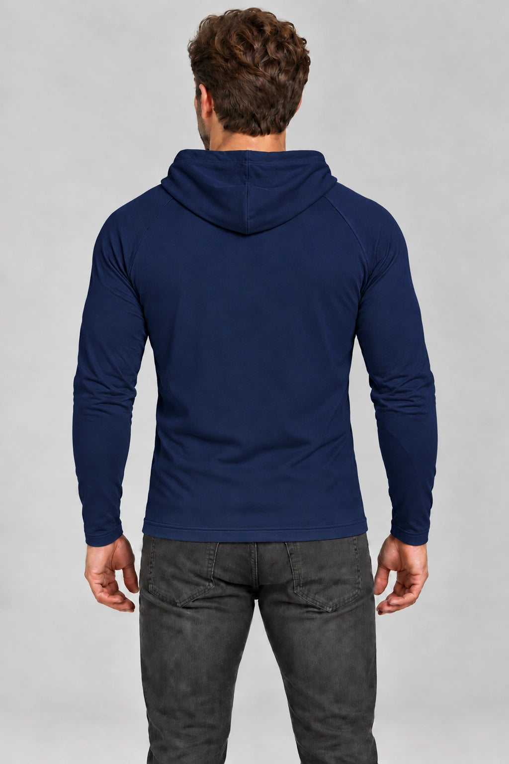 Tył granatowego longsleeve DANNY z kapturem