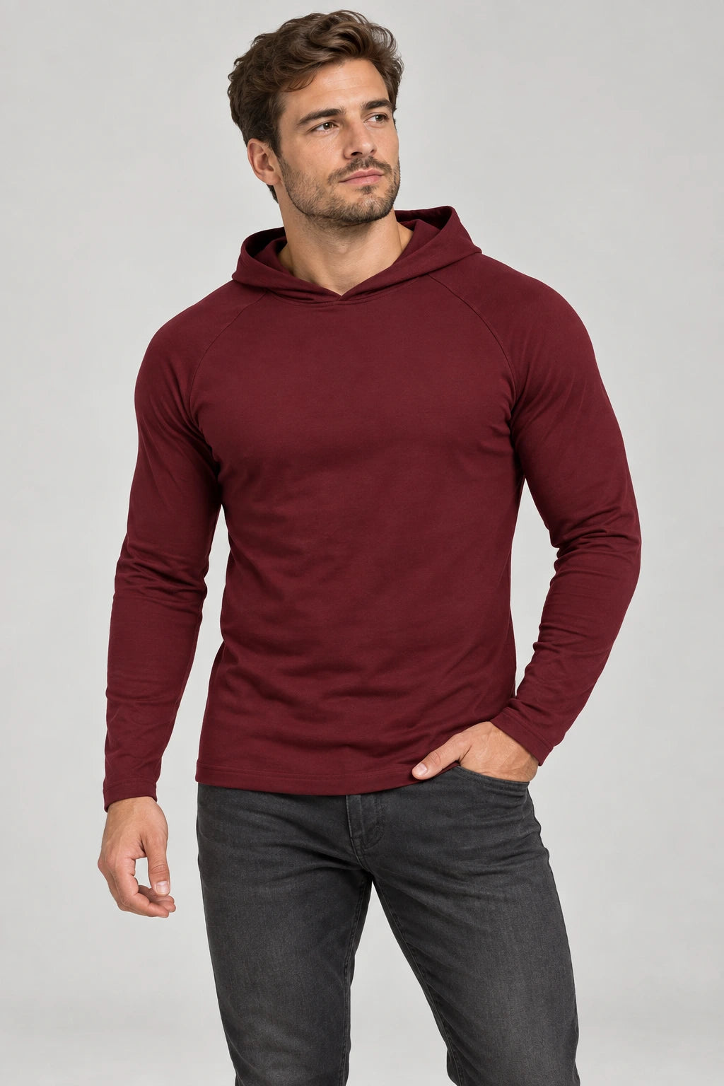 Męski longsleeve DANNY w kolorze bordo z kapturem i rękawami raglanowymi – widok z przodu na modelu