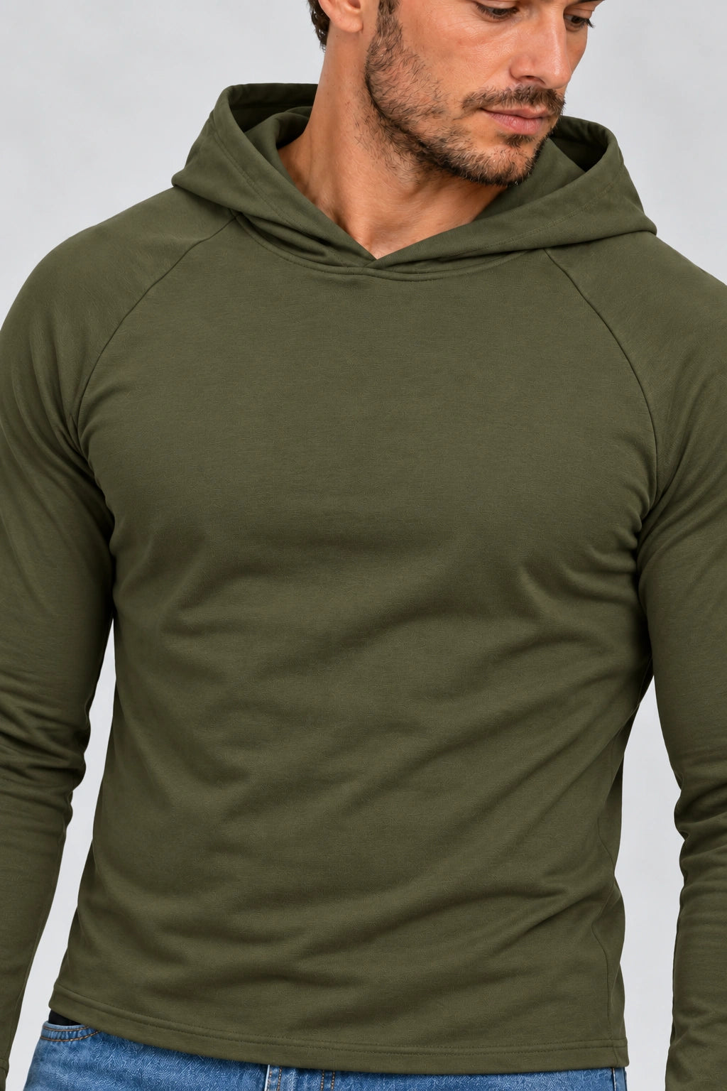 DANNY longsleeve męski z kapturem olive – detal kaptura i rękawów raglanowych