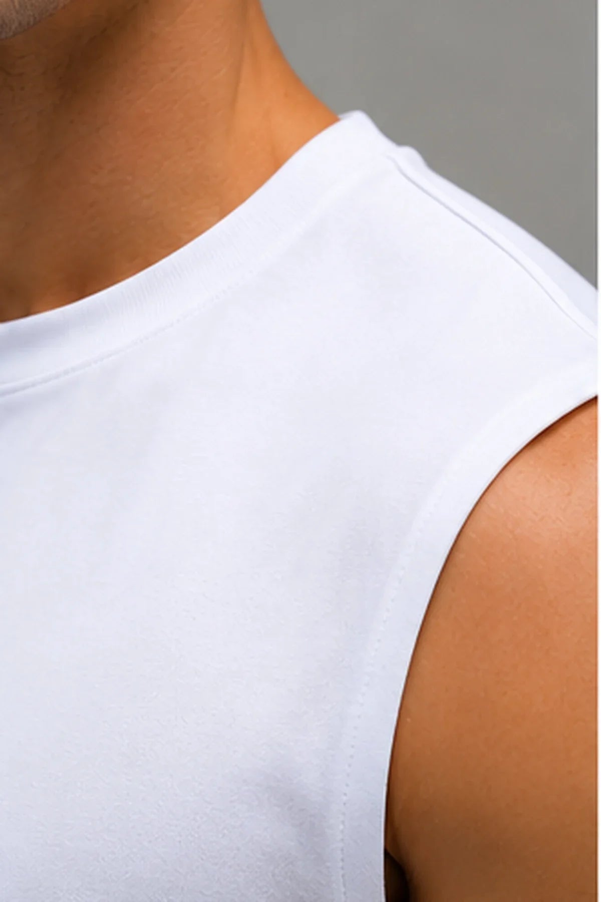 Biały T-shirt męski DANNY Urban Muscle – detal dekoltu i szerokiego ramienia