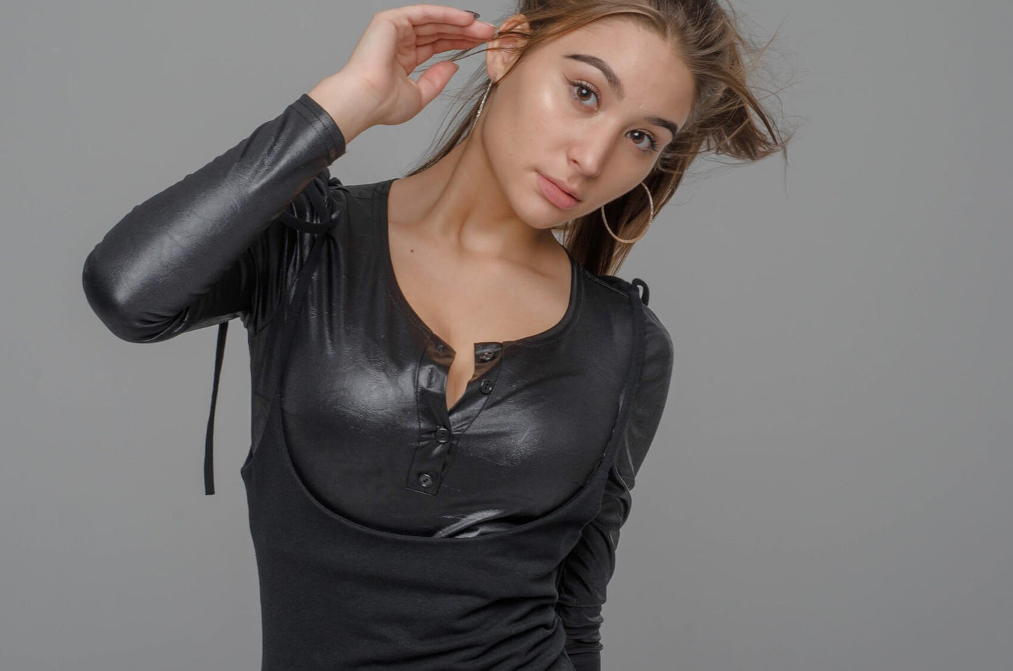 Czarna mini sukienka ze szelkami i rozcięciem na nodze S55