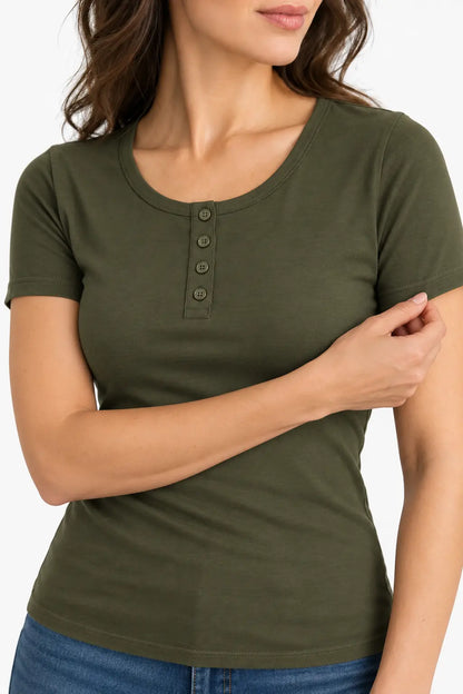 Dekolt koszulki damskiej Henley Olive 2 z czterema guzikami