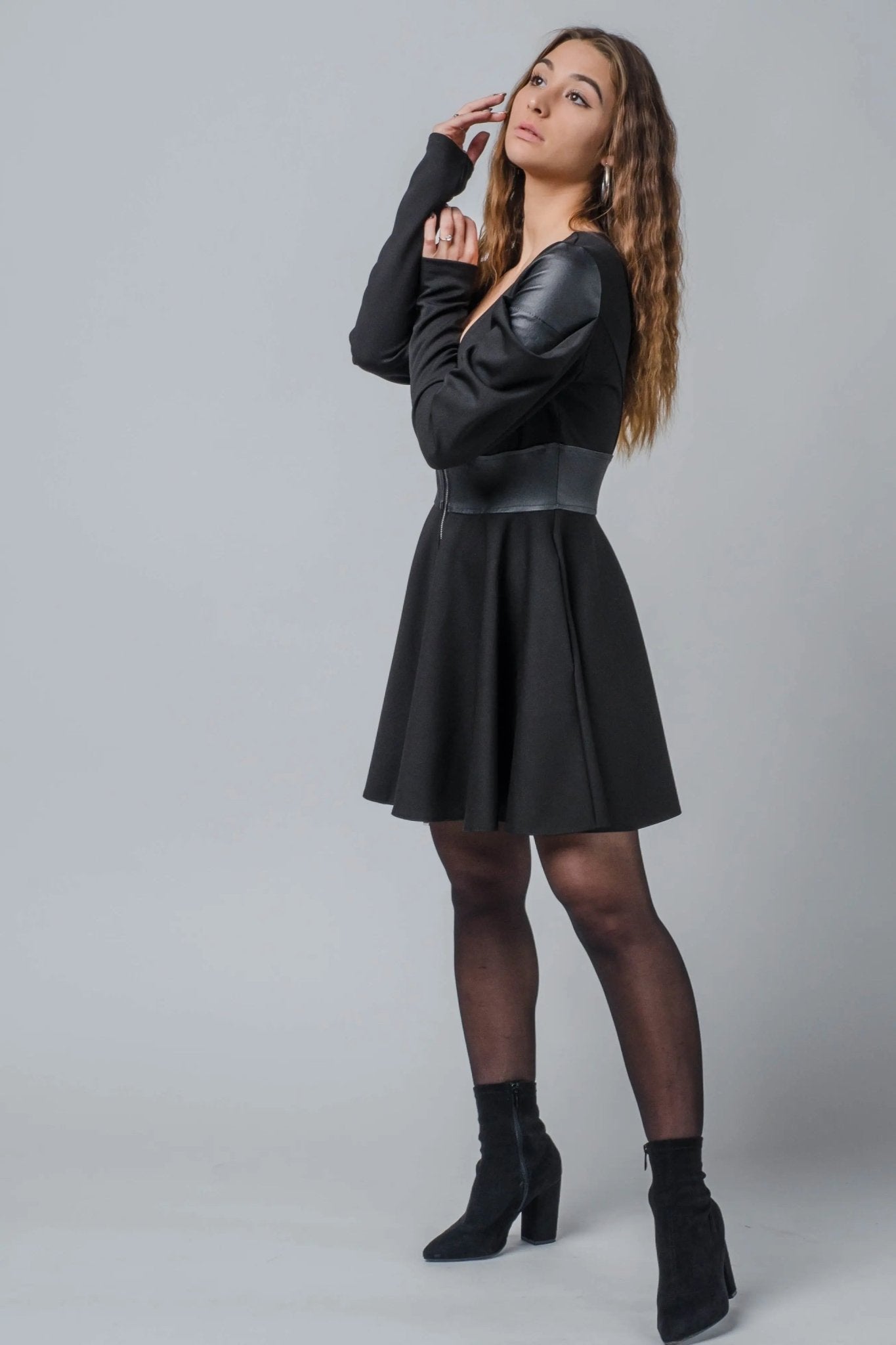 Sukienka dopasowana czarna ze skórą S1 - DANNY