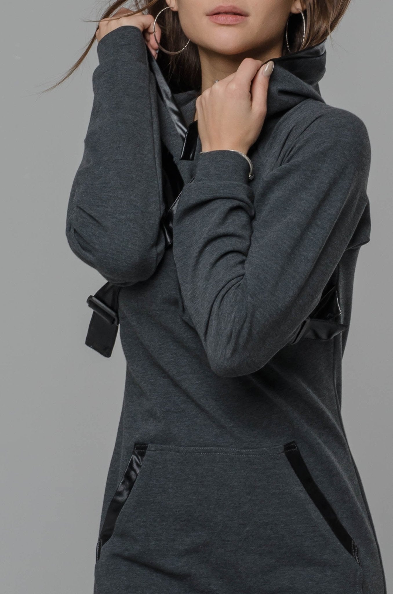 Sukienka szara ze skórzanymi rękawami S23 - DANNY