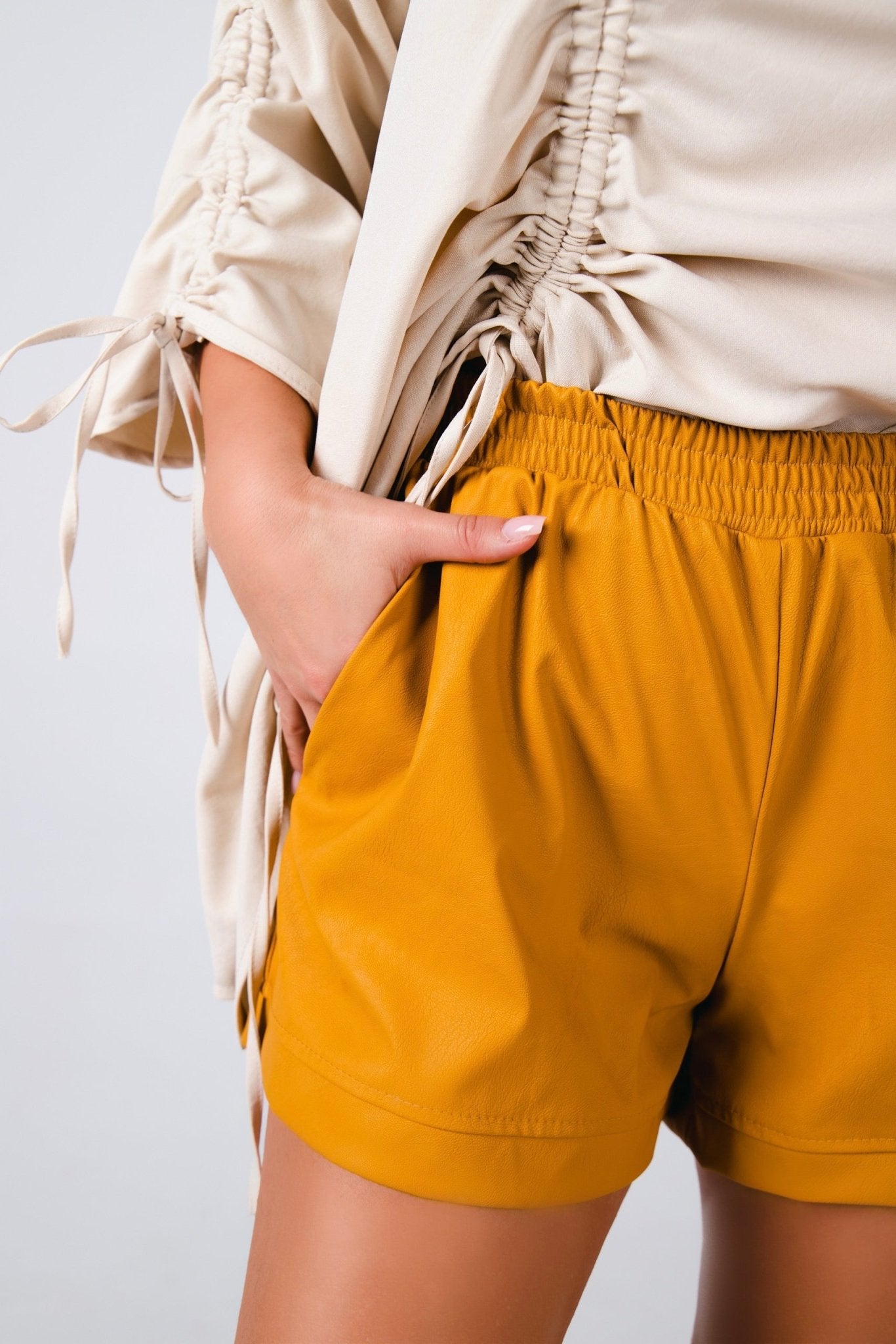 Szorty z ekoskóry żółte S88 - DANNY