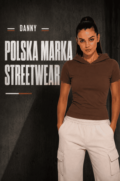 Brązowy damski T-shirt Slim Fit z krótkim rękawem i kapturem bez sznurka DANNY – baner