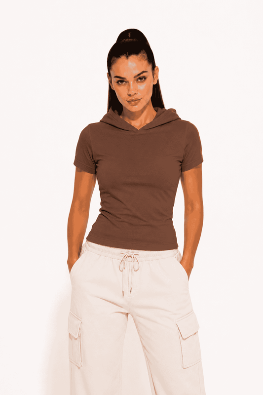Brązowy damski T-shirt Slim Fit z krótkim rękawem i kapturem bez sznurka DANNY – przód