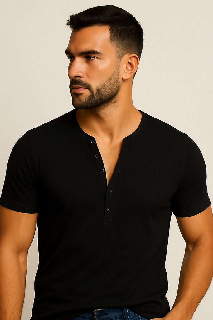 Czarna koszulka męska z guzikami typu Henley, widok z przodu.