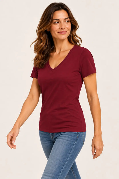 Bordowy T-shirt damski DANNY z dekoltem V – ujęcie w ruchu