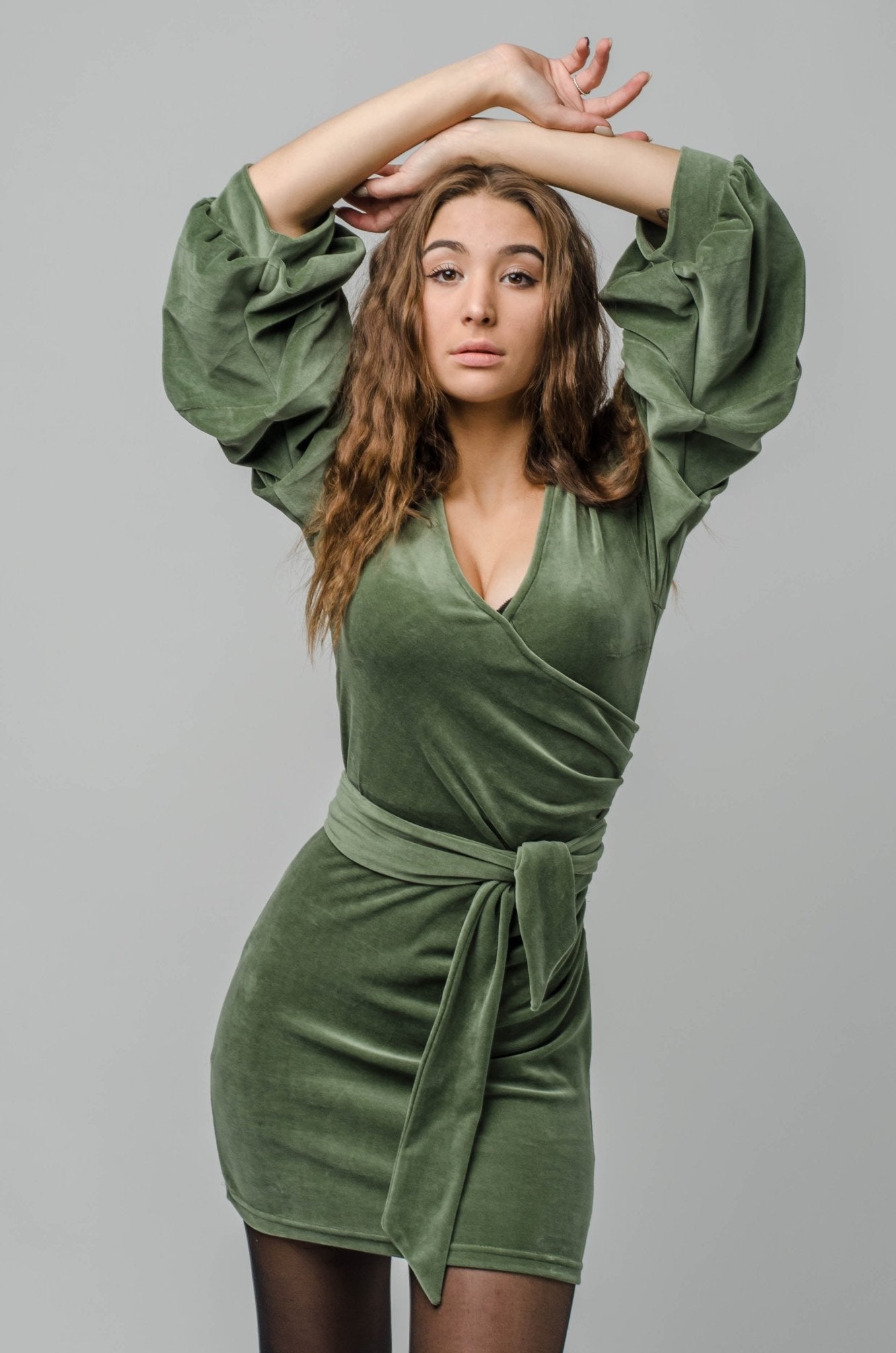 Welurowa sukienka mini z bufiastymi rękawami, butelkowa zieleń S3 - DANNY