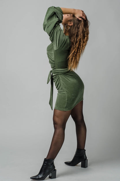 Welurowa sukienka mini z bufiastymi rękawami, butelkowa zieleń S3 - DANNY