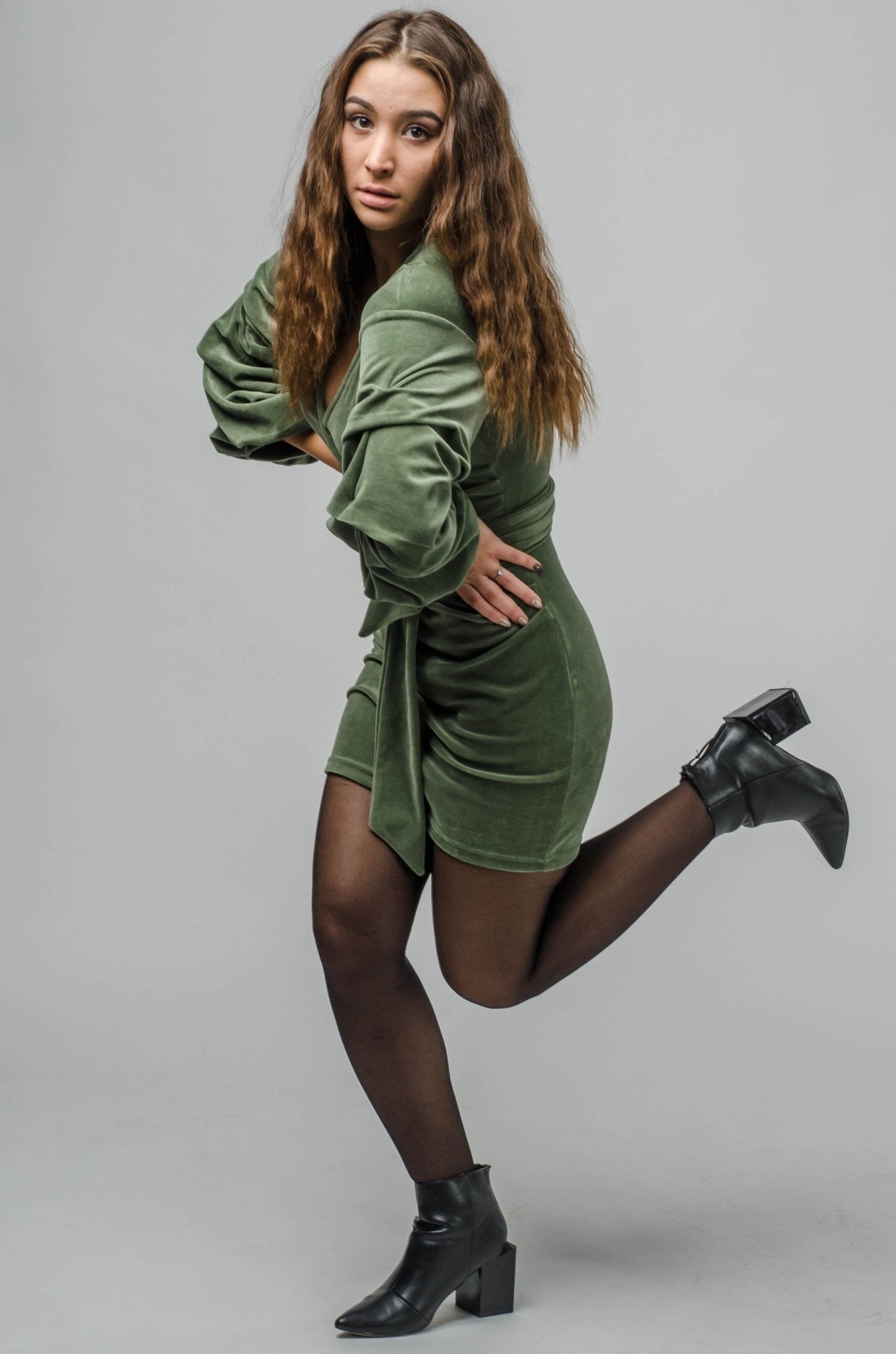 Welurowa sukienka mini z bufiastymi rękawami, butelkowa zieleń S3 - DANNY