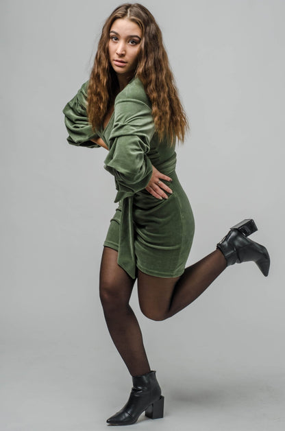 Welurowa sukienka mini z bufiastymi rękawami, butelkowa zieleń S3 - DANNY