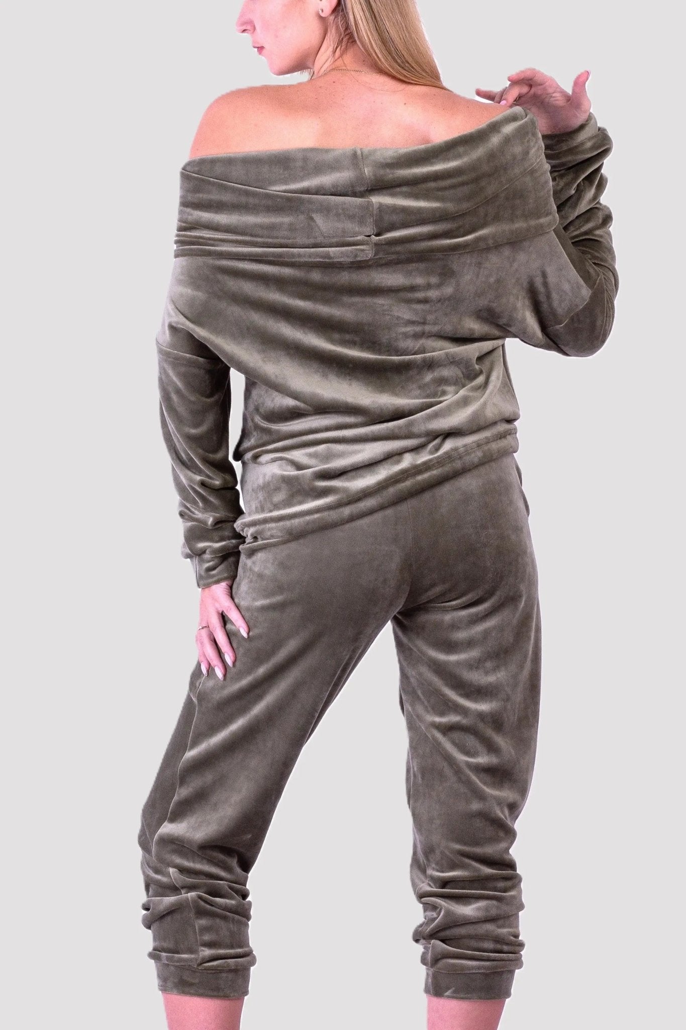 Welurowy komplet damski z kominkiem oliwkowy S54 - DANNY