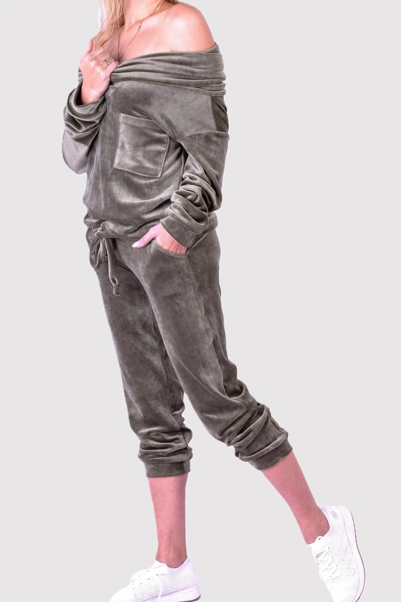 Welurowy komplet damski z kominkiem oliwkowy S54 - DANNY