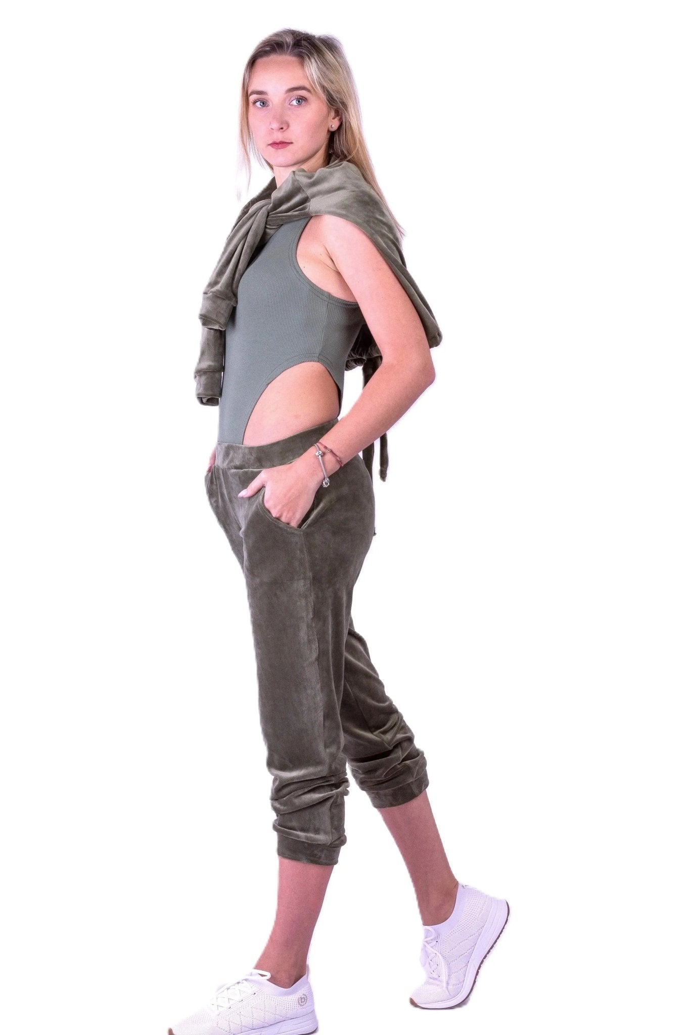 Welurowy komplet damski z kominkiem oliwkowy S54 - DANNY