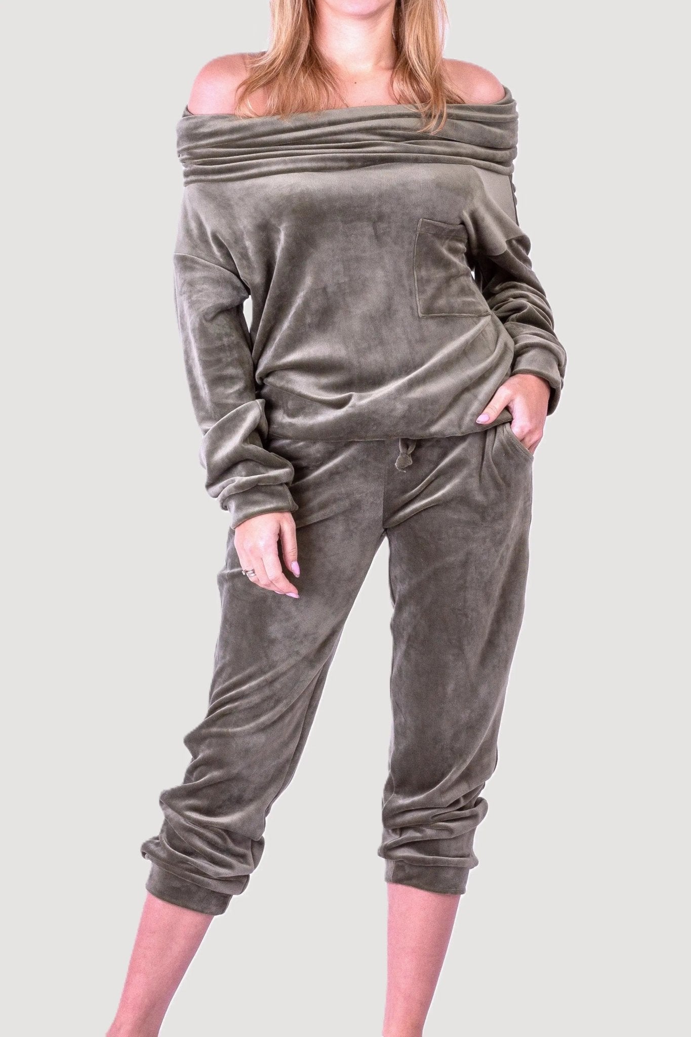 Welurowy komplet damski z kominkiem oliwkowy S54 - DANNY