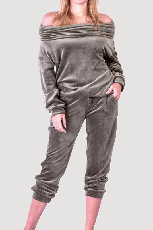 Welurowy komplet damski z kominkiem oliwkowy S54 - DANNY